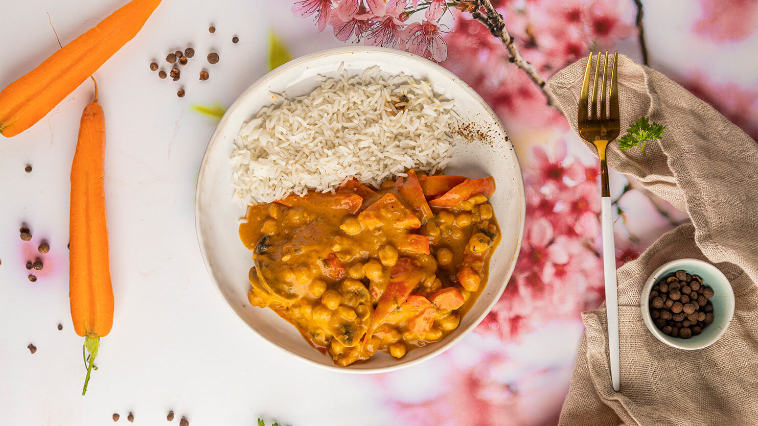 Wegańskie curry z ciecierzycy z papryką, ryżem i pieczarkami