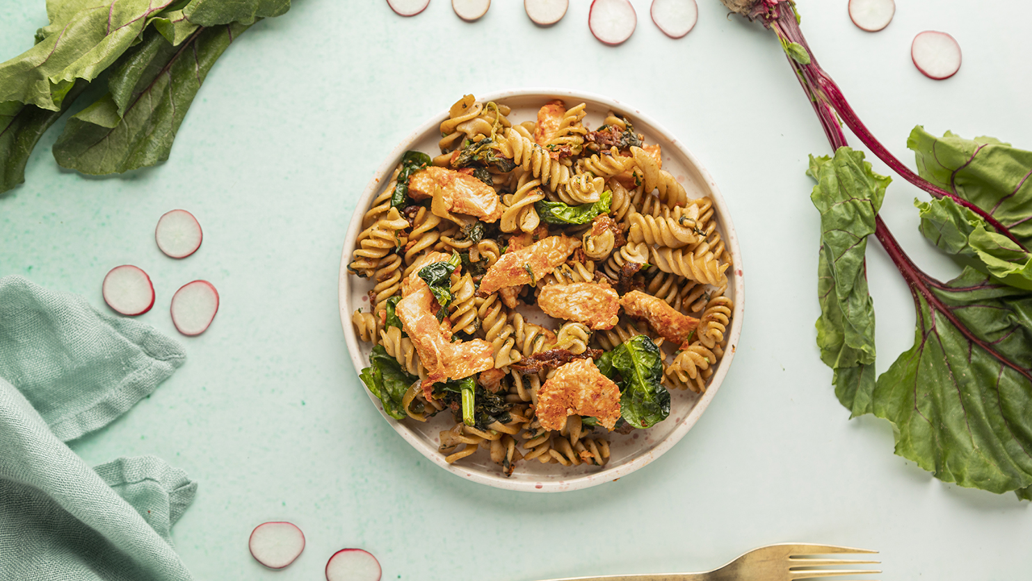 Makaron fusilli z indykiem, suszonymi pomidorami i szpinakiem