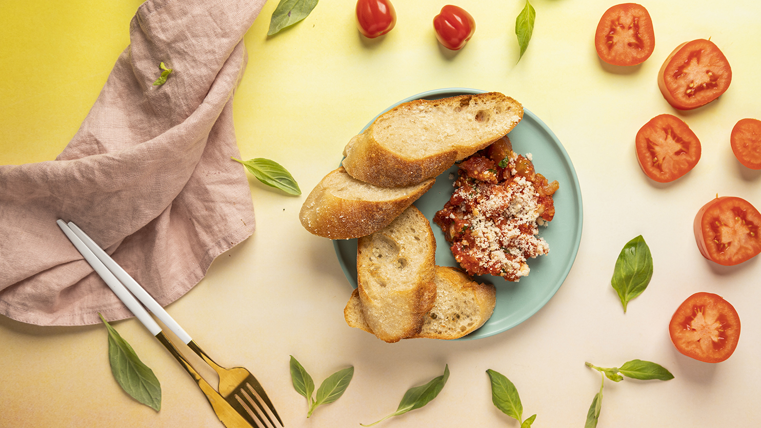 Bruschetta z pomidorami, świeżymi ziołami i serem grana padano