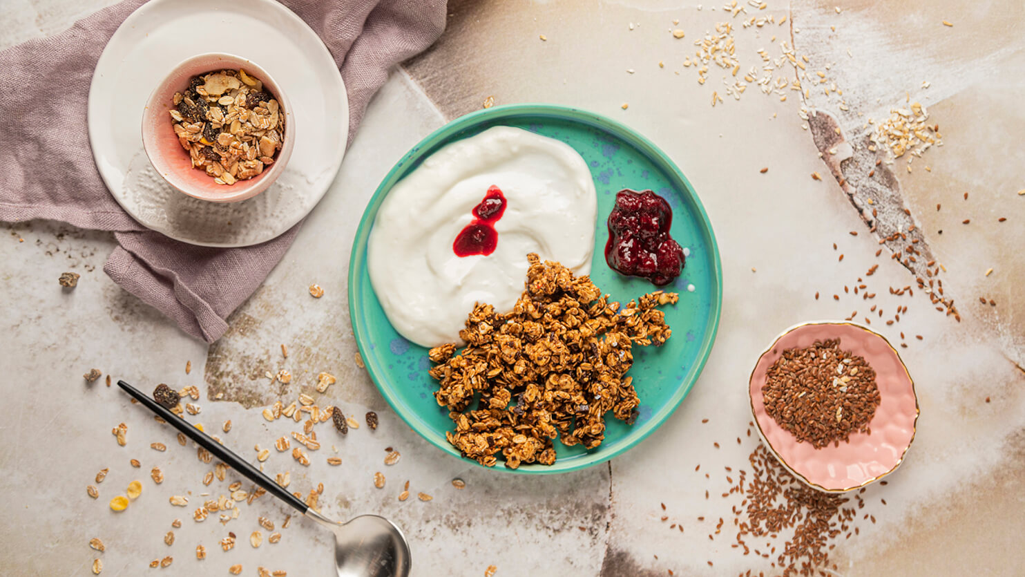 Jogurt naturalny z domową granolą, czekoladą i wiśniami