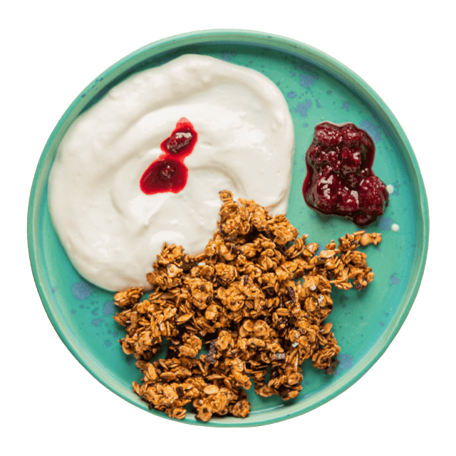 Jogurt naturalny z domową granolą, czekoladą i wiśniami