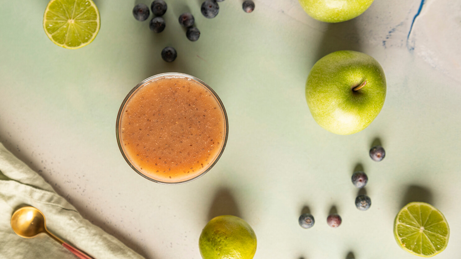 Orzeźwiające smoothie z jabłka, banana i ananasa