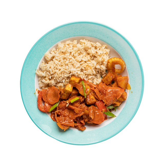 Wędzone tofu z warzywami, ananasem i brązowym ryżem