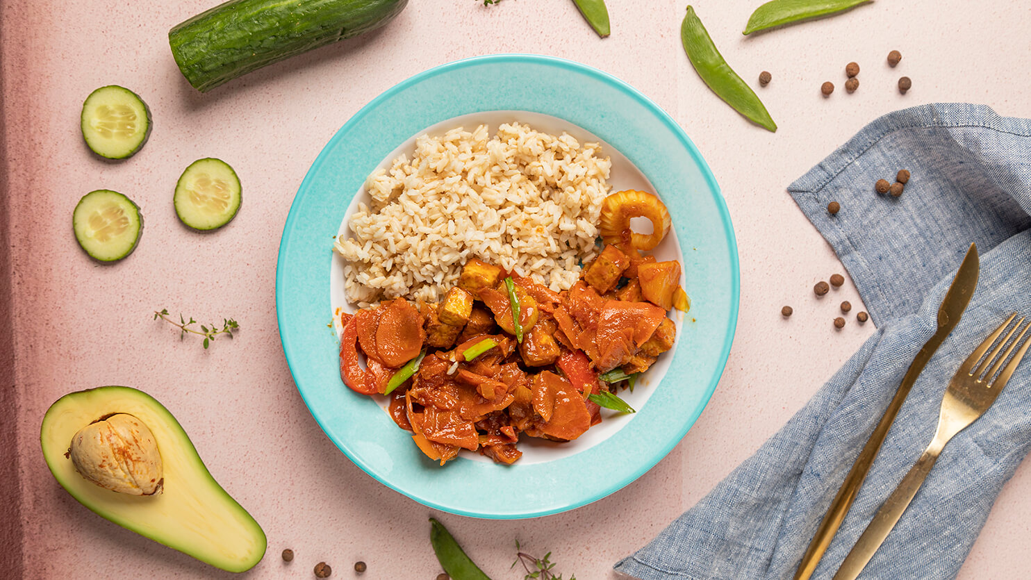 Wędzone tofu z warzywami, ananasem i brązowym ryżem