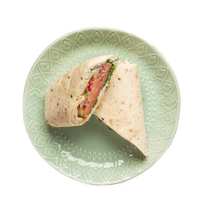 Tortilla z wędzonym łososiem i warzywami