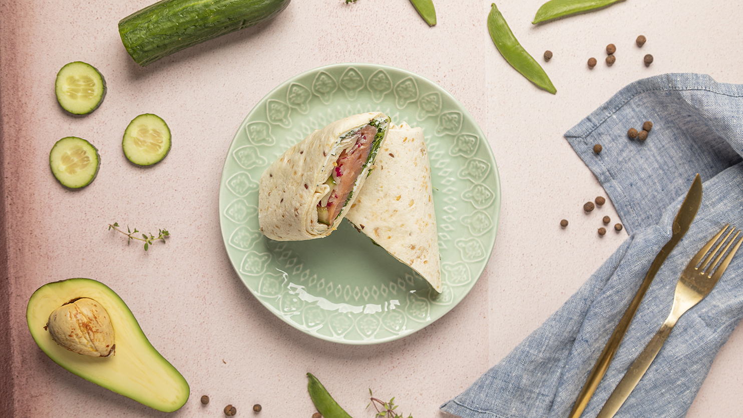 Tortilla z wędzonym łososiem i warzywami
