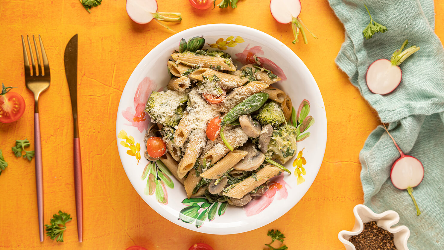 Makaron penne z pieczarkami i szpinakiem w sosie śmietanowym