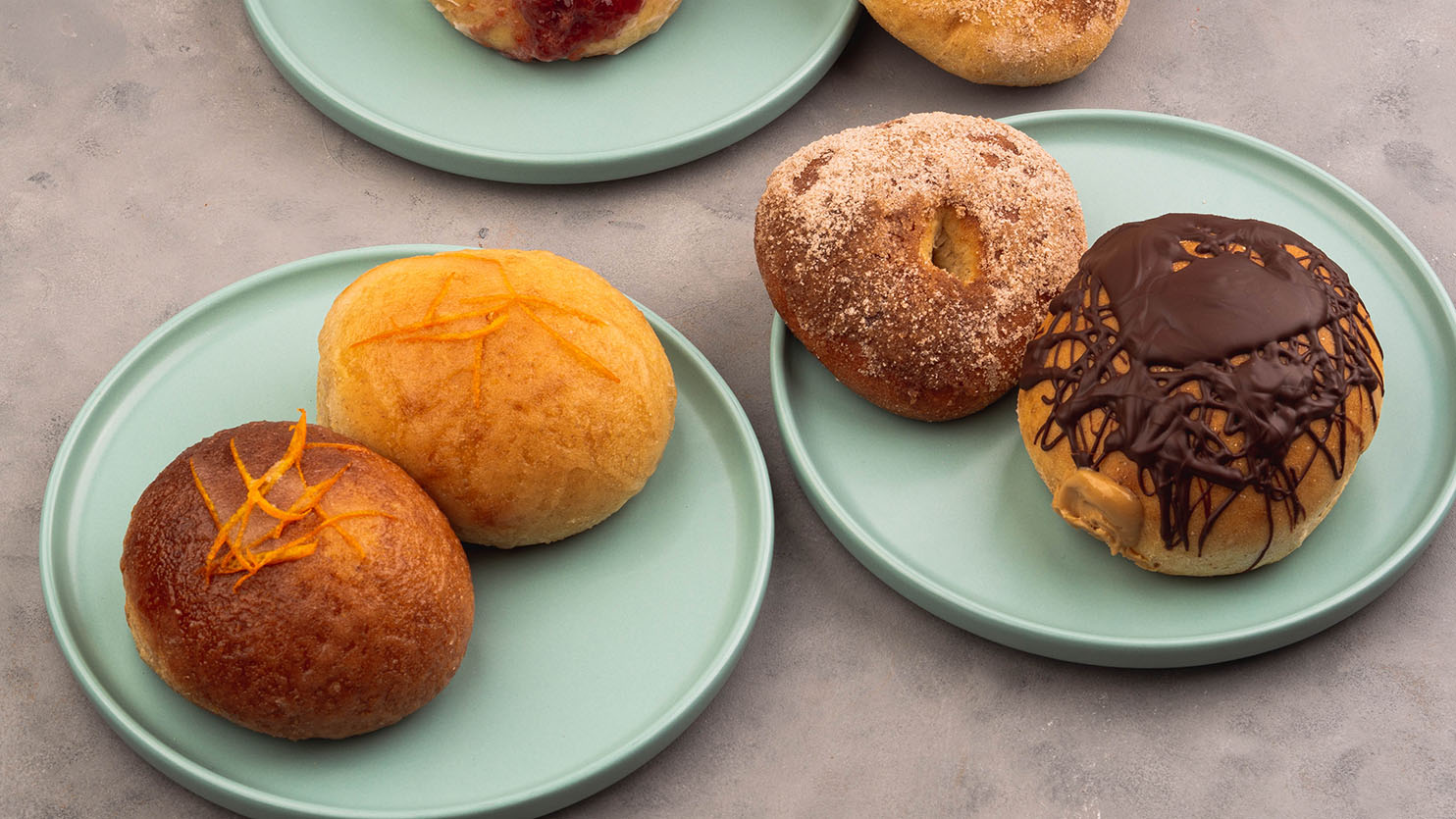 Pieczone pączki z dżemem i polewą z serka śmietankowego