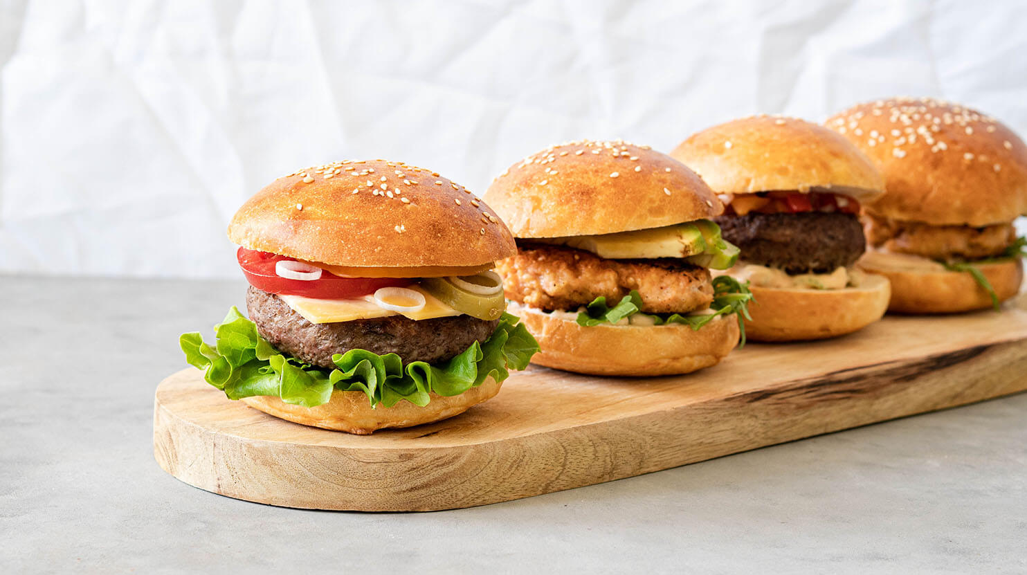 Burger wołowy z pikantną salsą
