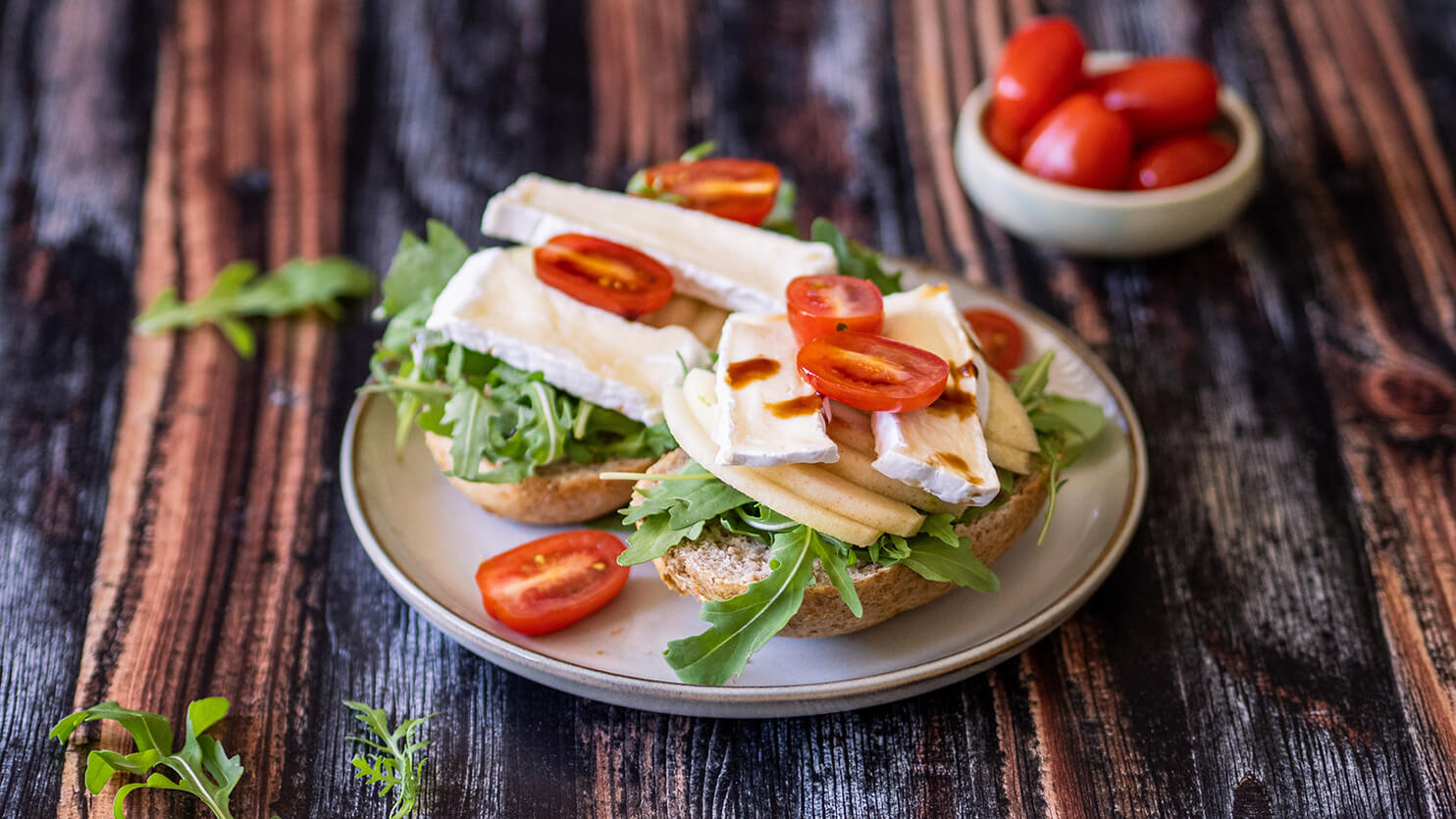 Kanapki z gruszką i serem camembert