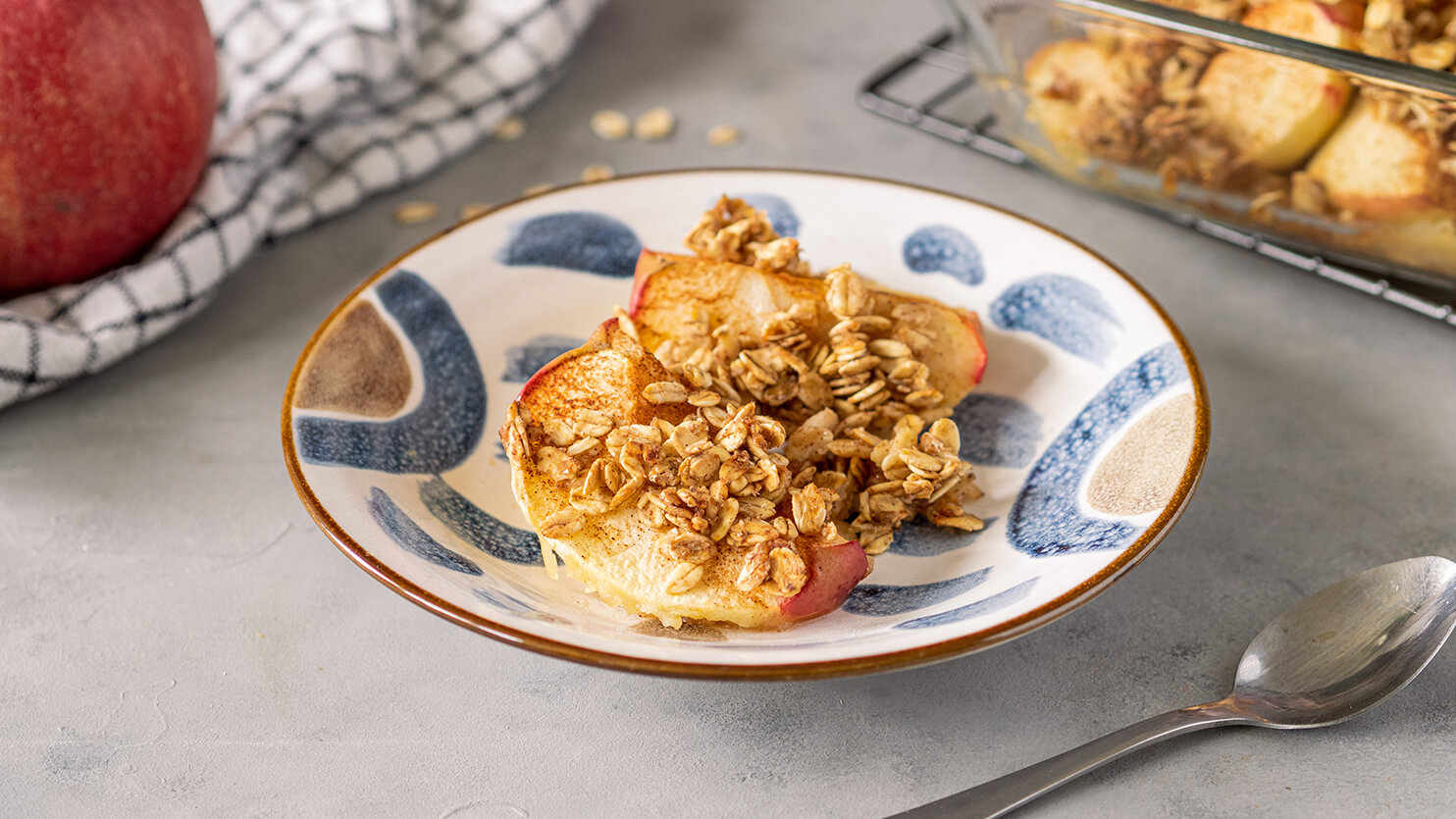 Pieczone jabłka pod owsianą kruszonką