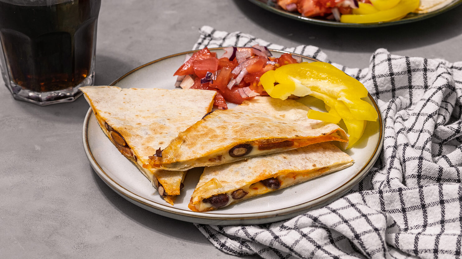 Tortilla z fasolą i salsą pomidorową
