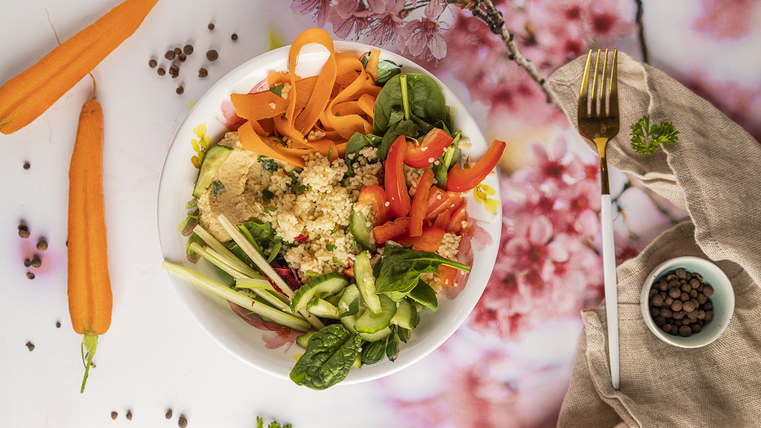 Buddha bowl z hummusem i kaszą kuskus