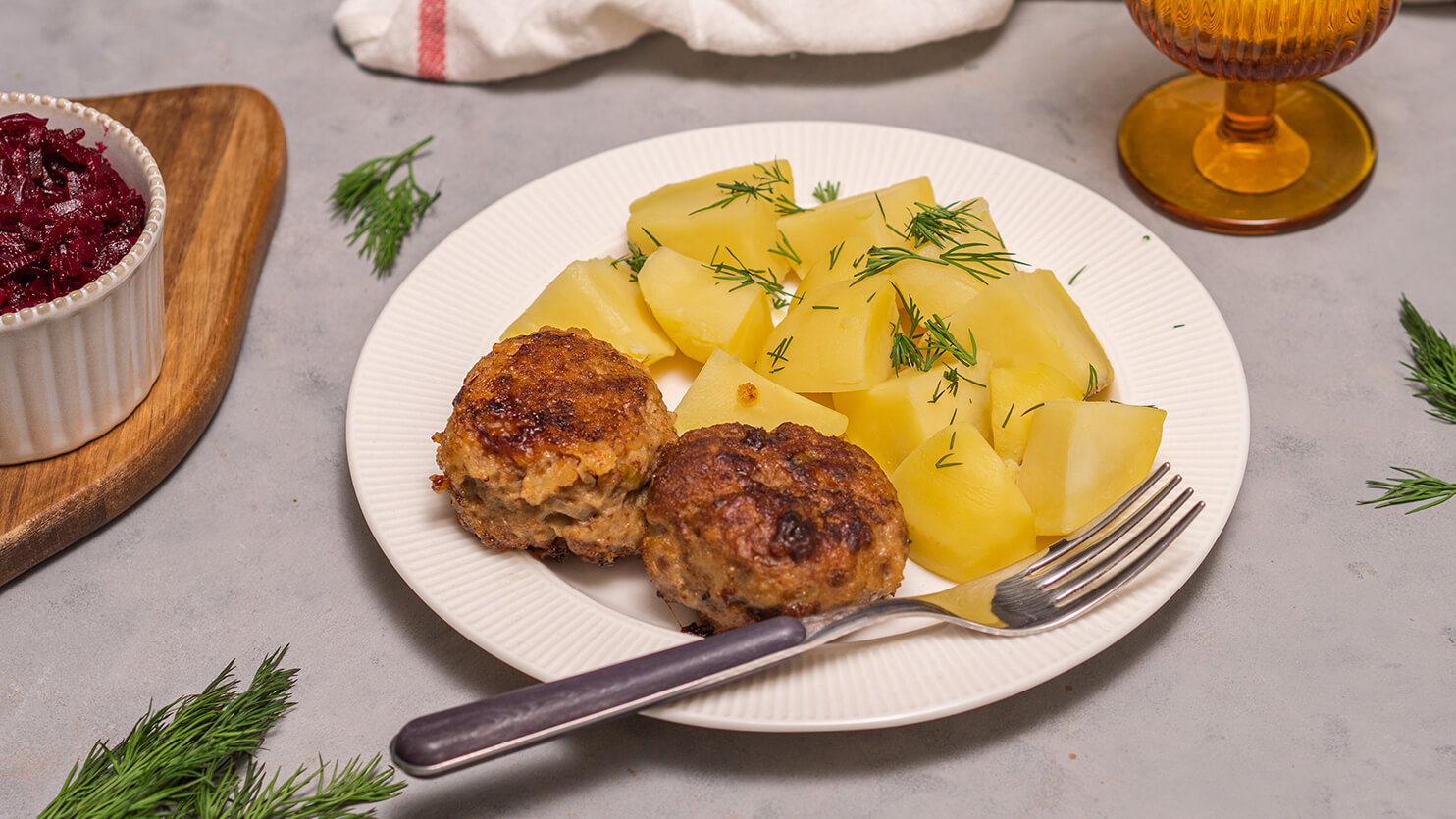 Kotlety mielone z ziemniakami, mizerią i koperkiem