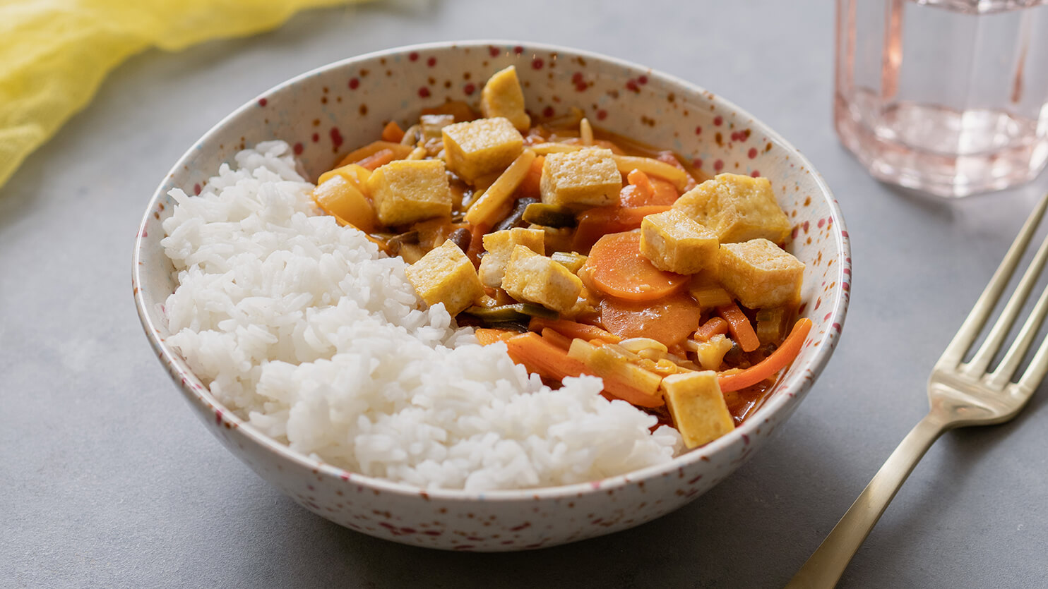 Ryż z mrożonką chińską z tofu