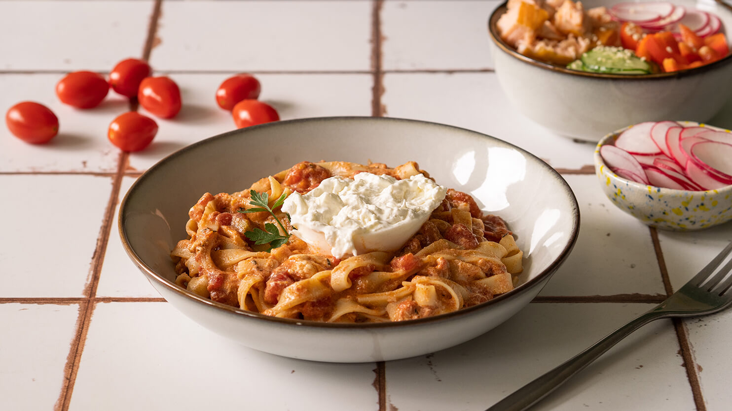 Pomidorowy makaron z burratą i octem balsamicznym