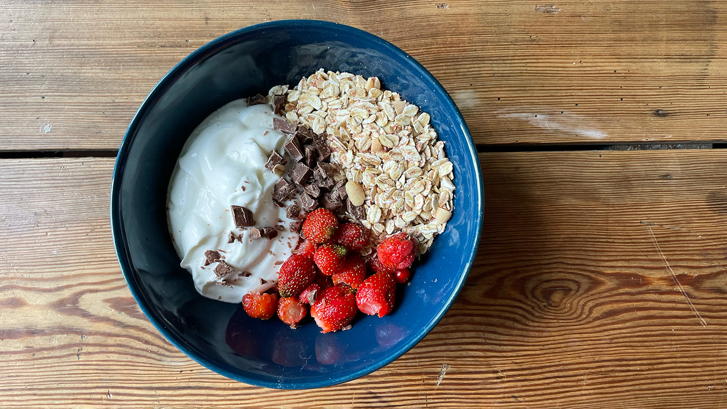 Jogurt z musli, truskawkami i czekoladą