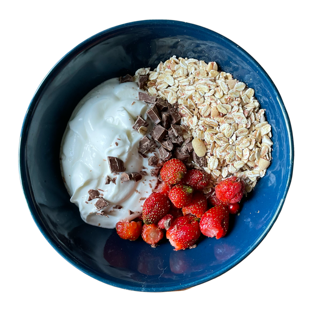 Jogurt z musli, truskawkami i czekoladą