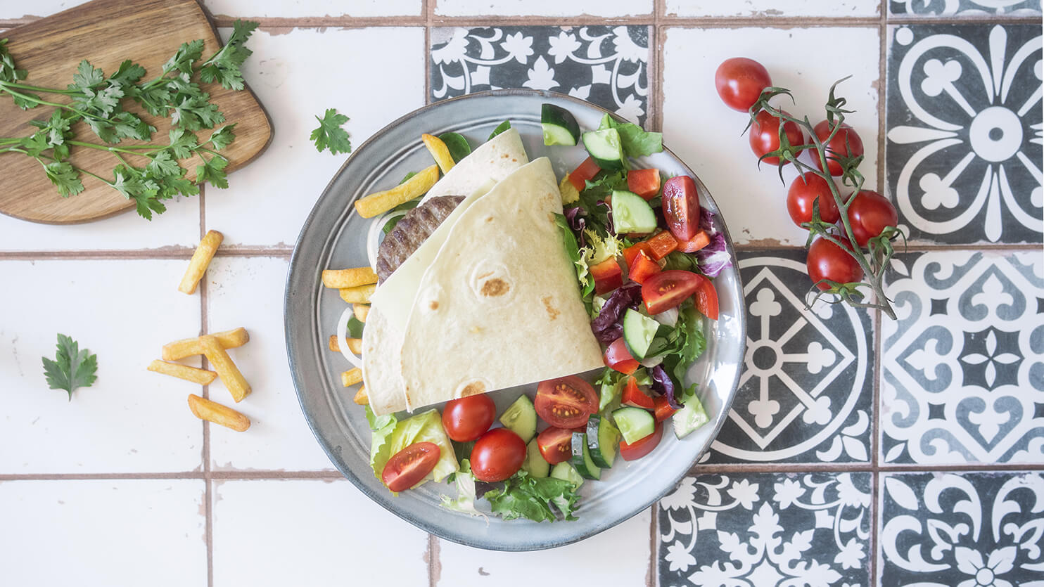 Tortilla z domowymi frytkami, drobiowym burgerem i sałatką