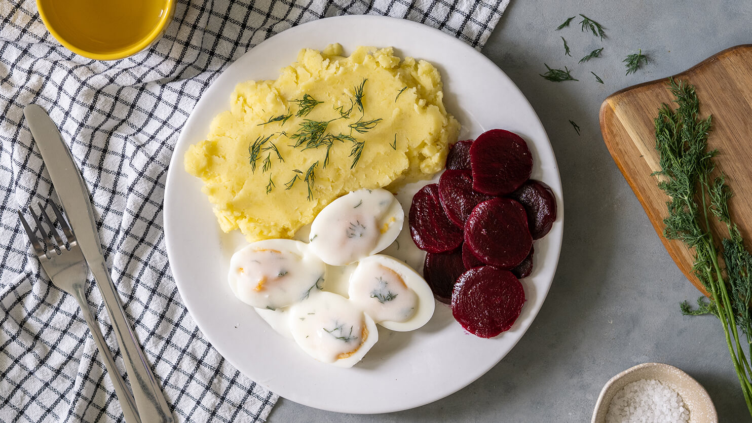 Puree z ziemniaków i jajka w sosie jogurtowo koperkowym