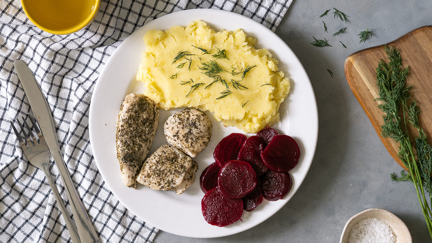 Aromatyczny kurczak gotowany na parze z puree ziemniaczanym