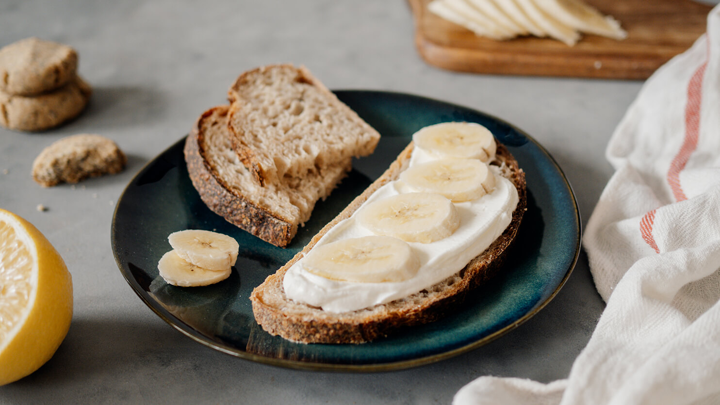 Słodka kanapka z serkiem homogenizowanym i bananem