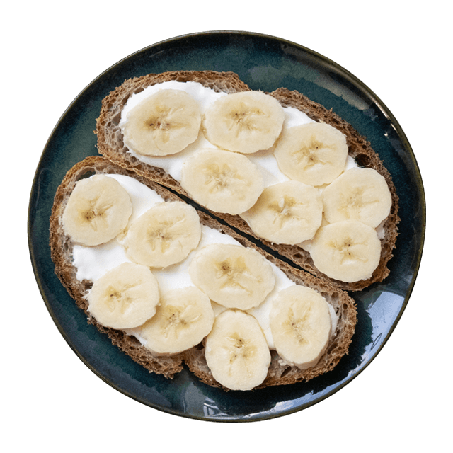 Słodka kanapka z serkiem homogenizowanym i bananem