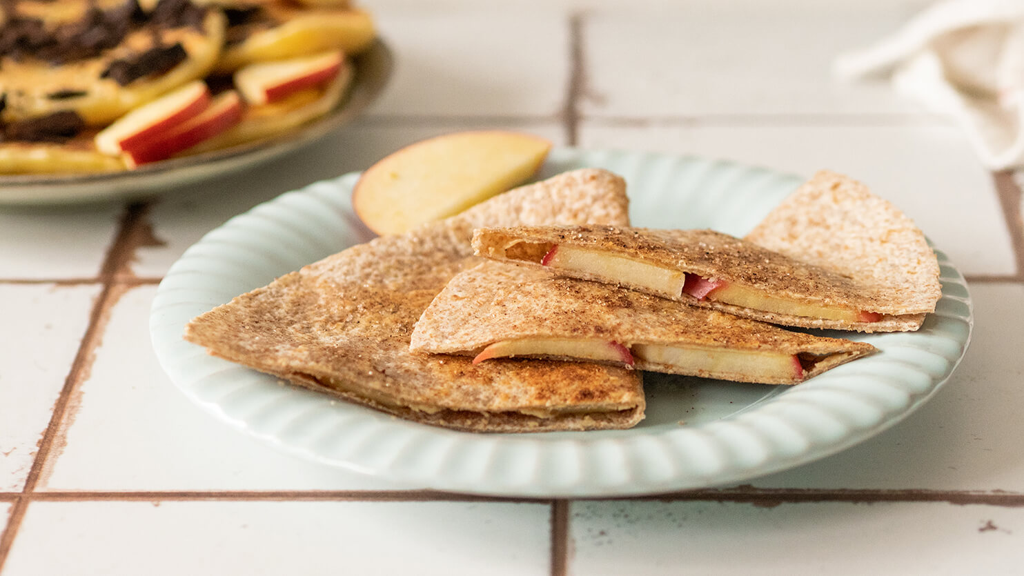 Tortilla na słodko z masłem orzechowym i owocami