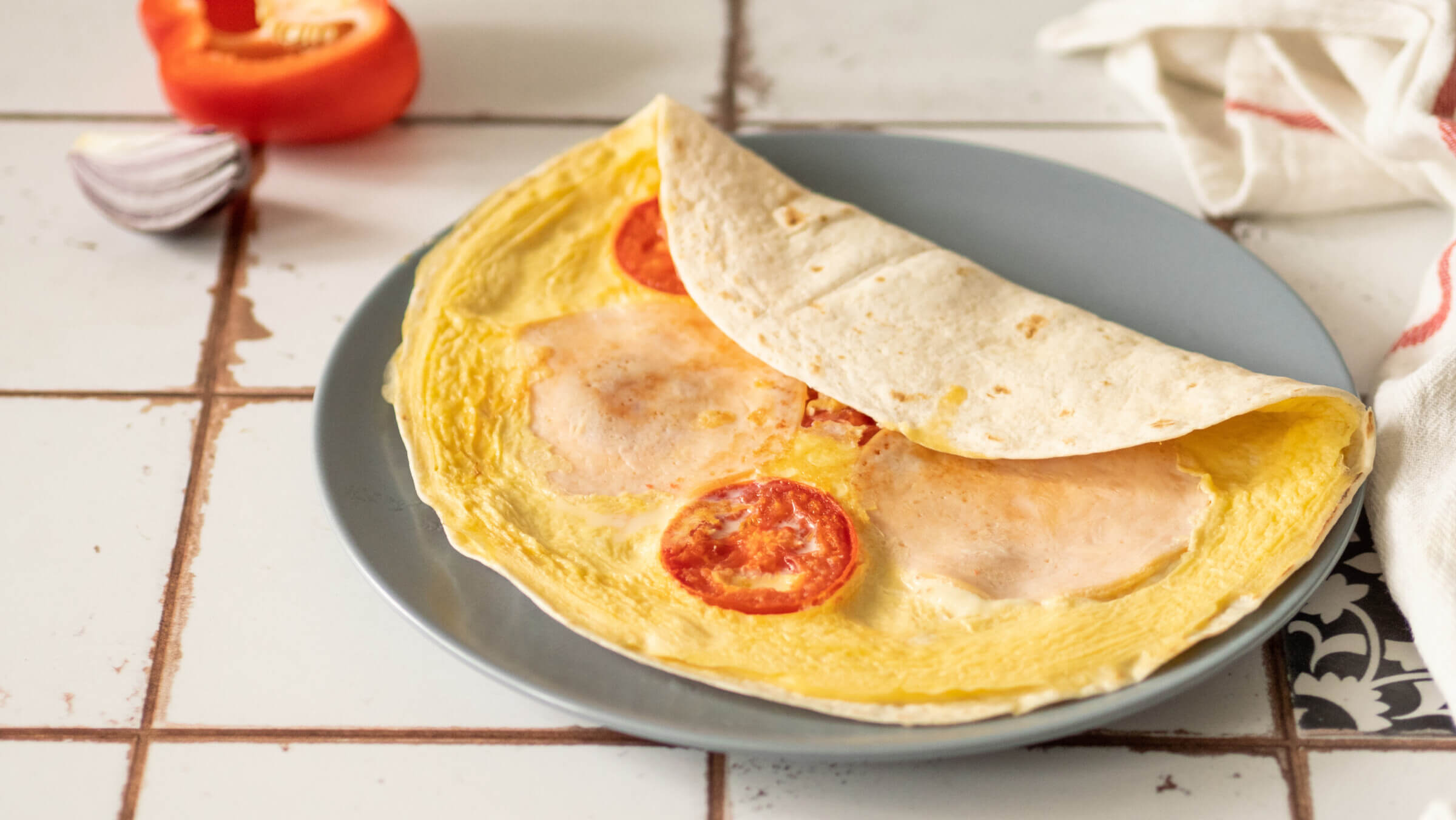 Tortilla na ciepło z wędliną, serem i jajkiem