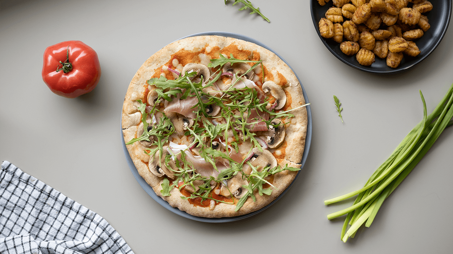 Pizza na gotowym spodzie z pieczarkami i szynką