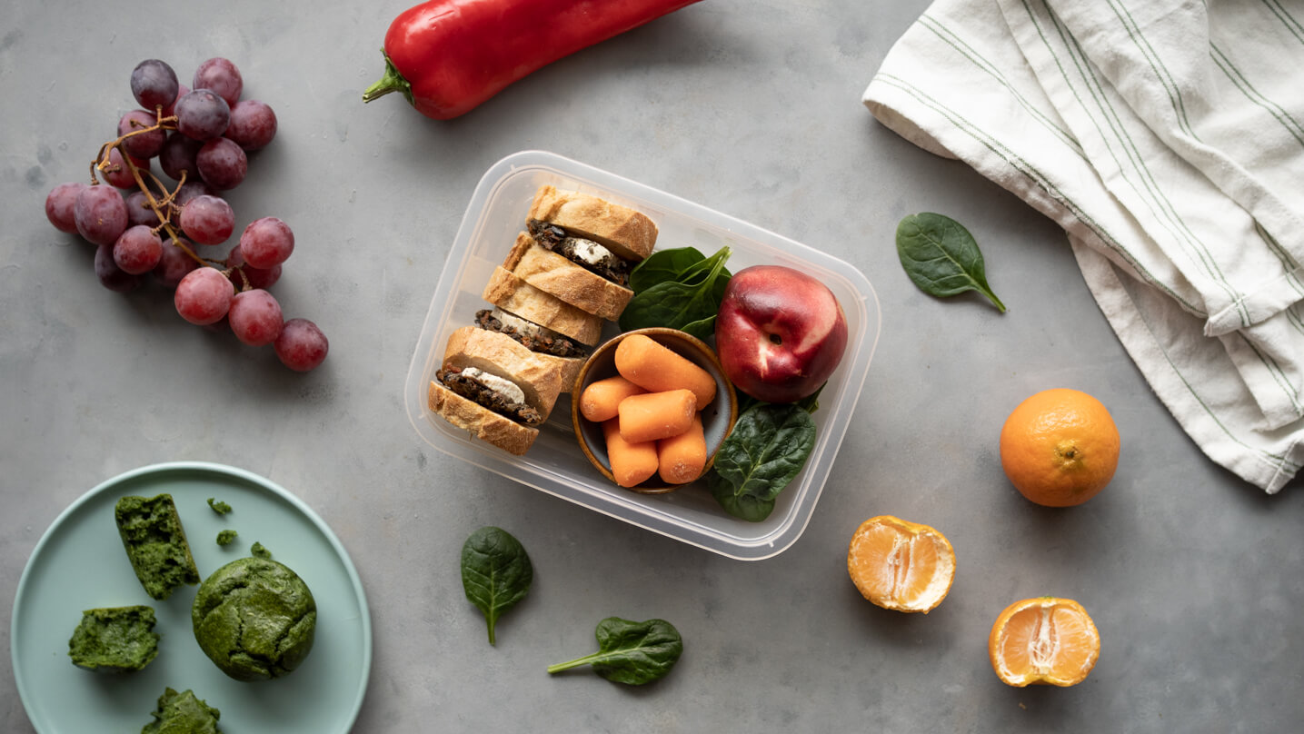 Lunchbox Kanapka z pastą z suszonych pomidorów i oliwek z gotowanym na parze kurczakiem