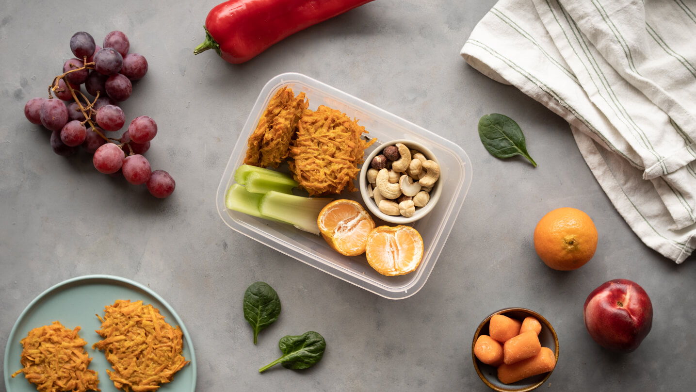 Lunchbox Placuszki z marchewki, owoce i orzechy