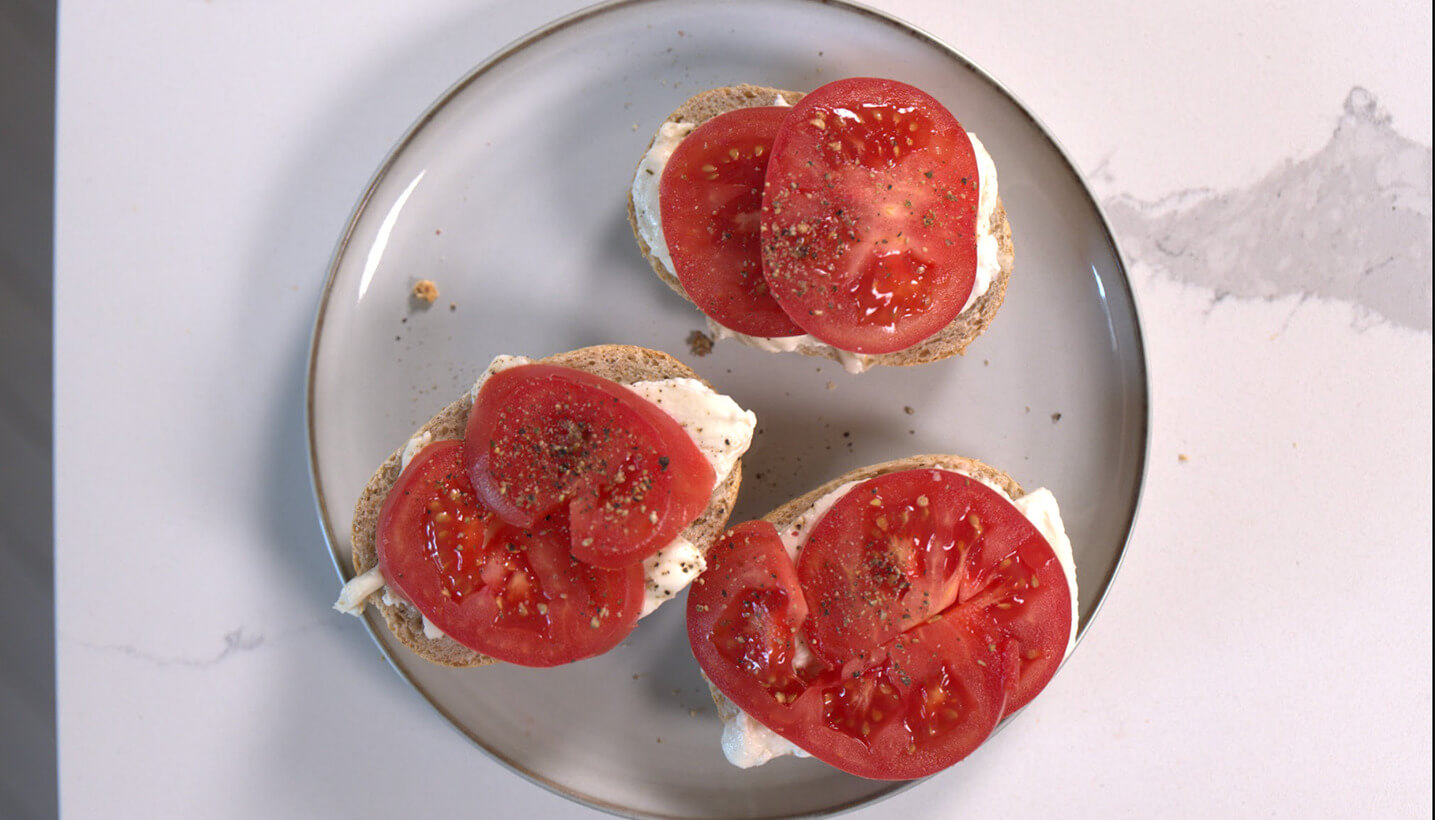 Kanapki z twarożkiem, mozzarellą i pomidorem