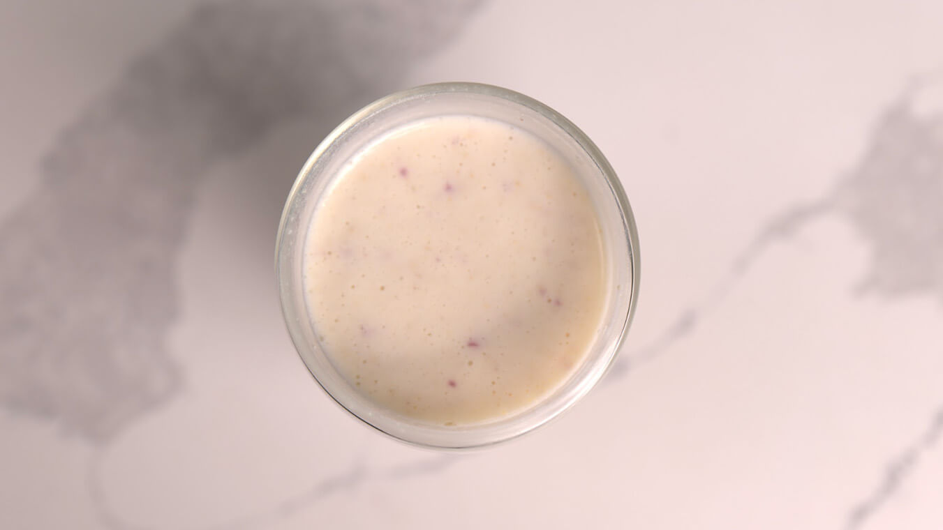 Kefir z brzoskwinią i orzechami